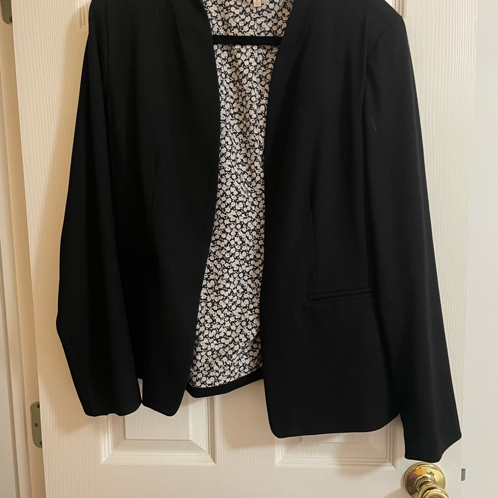 Skies Are Blue Black Blazer Professional Open-Front

Bundle of 2! Black and navy